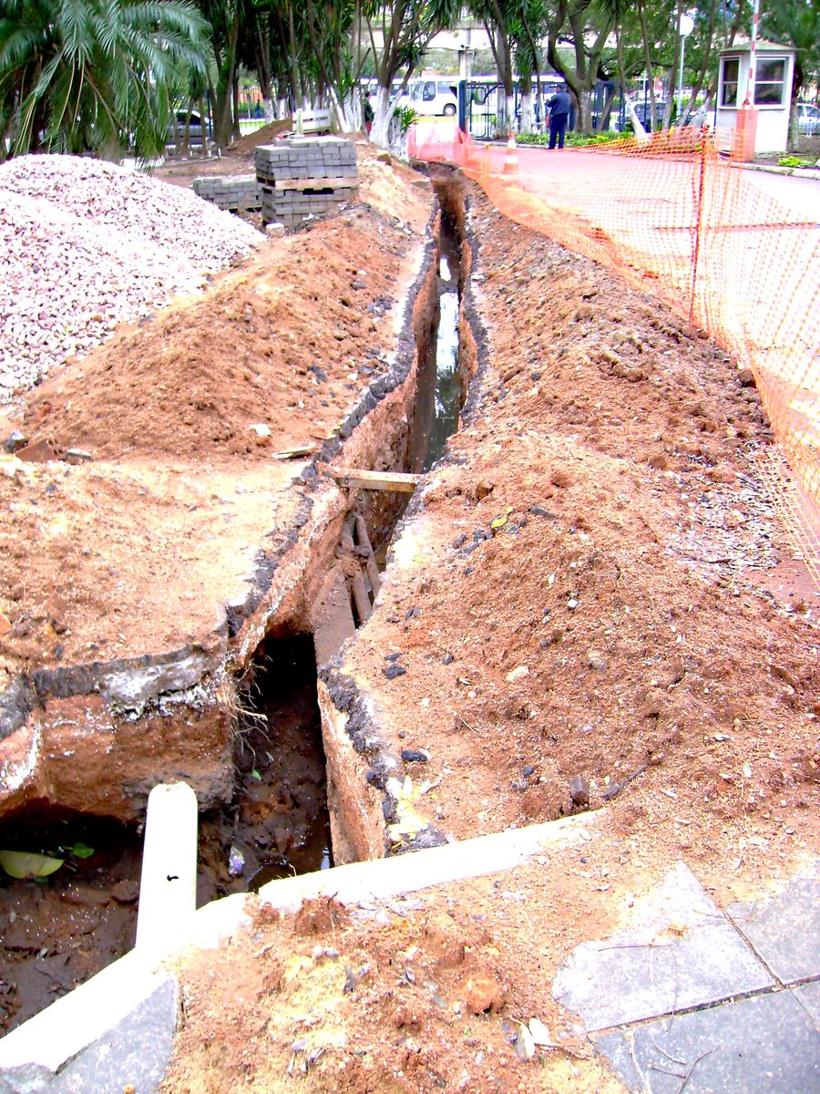 Abertura de vala para obra de saneamento